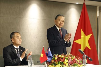 Tổng Bí thư, Chủ tịch nước Tô Lâm gặp gỡ cán bộ, nhân viên Đại sứ quán và cộng đồng người Việt Nam tại New Zealand