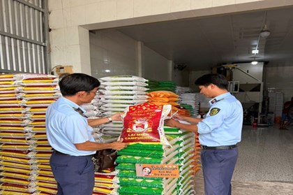 Phát hiện hơn 2 tấn gạo không rõ nguồn gốc, xuất xứ ﻿