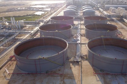 Xung đột Mỹ-Iran leo thang, giá dầu tăng gần 2%