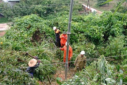 Điện lực miền Bắc khôi phục cấp điện cho gần 44% khách hàng bị ảnh hưởng do bão số 4