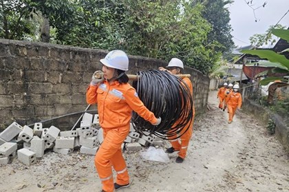 Nữ công nhân ngành điện khẳng định mình bằng năng lực và trách nhiệm