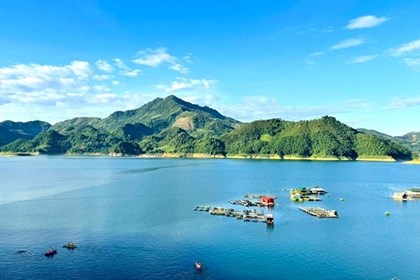 Từ chiếc điện thoại, bản làng vùng cao đến gần du khách