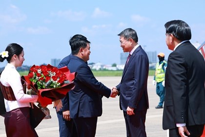 Thủ tướng Lê Minh Hưng đến thủ đô Viêng Chăn bắt đầu thăm chính thức Lào