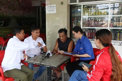 Nghị quyết 57-NQ/TW: "Đi từng ngõ, gõ từng nhà" hướng dẫn người dân kỹ năng số