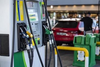 Giá dầu thế giới lên mức cao nhất 6 tháng