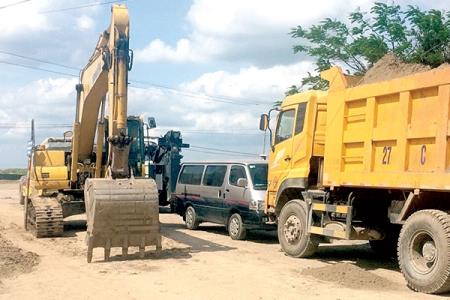 3 xe công vụ của Tổng cục đường bộ bị nhốt tại Thái Bình