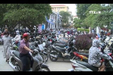 Bệnh viện Bạch Mai đóng cửa 2 bãi trông giữ xe để cải tạo