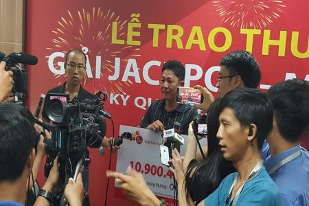 Lần đầu tiên người trúng Jackpot Vietlott không đeo mặt nạ để lĩnh thưởng