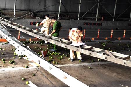 Đóng hầm Thủ Thiêm do xe tải kéo sập giàn giáo cầu vượt, giao thông tắc nghẽn