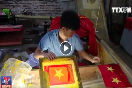 Làng làm cờ tất bật phục vụ cổ vũ bóng đá