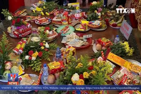 Cần loại bỏ hành vi rải tiền lẻ khi lễ chùa