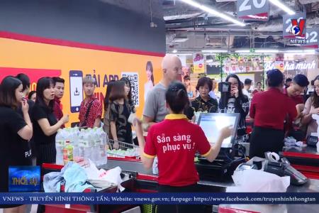 Người dân Hà Nội đổ xô đi mua nước đóng chai