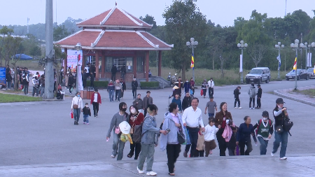 Chùa Hương Tích hấp dẫn du khách đầu năm mới