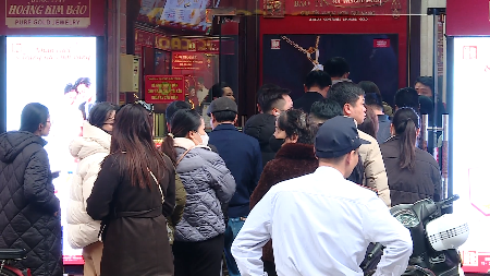 Xếp hàng mua vàng trước ngày Thần tài do lo ngại giá tăng