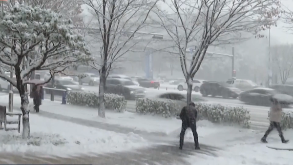 Gia tăng va chạm giao thông do tuyết rơi dày ở Hàn Quốc