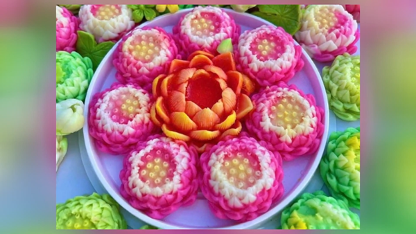 Mâm cúng bánh hoa sen hút khách dịp Rằm tháng Giêng