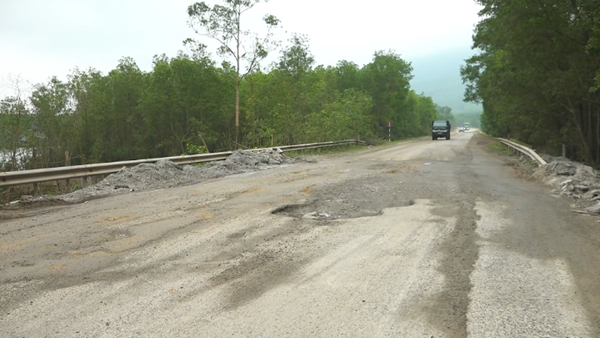 Tuyến đường ven biển Hà Tĩnh xuống cấp nghiêm trọng