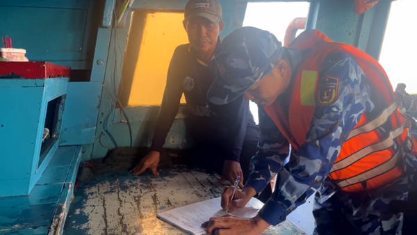 Bắt giữ tàu cá vận chuyển 30.000 lít dầu không có nguồn gốc hợp pháp