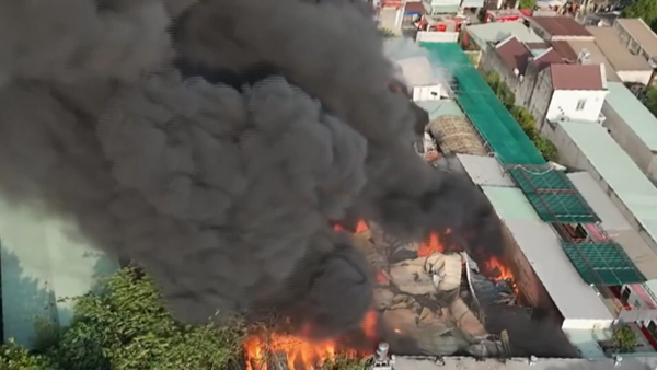 Huy động 14 xe cứu hỏa dập tắt đám cháy ở Bình Dương