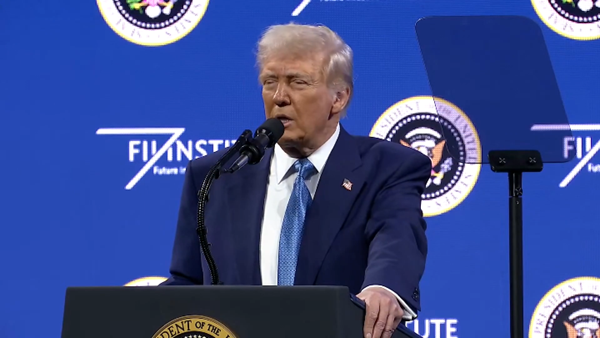 Mỹ sẽ sớm áp thuế với ô tô, dược phẩm và gỗ nhập khẩu