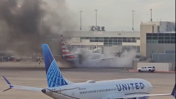 Máy bay của American Airlines bốc cháy