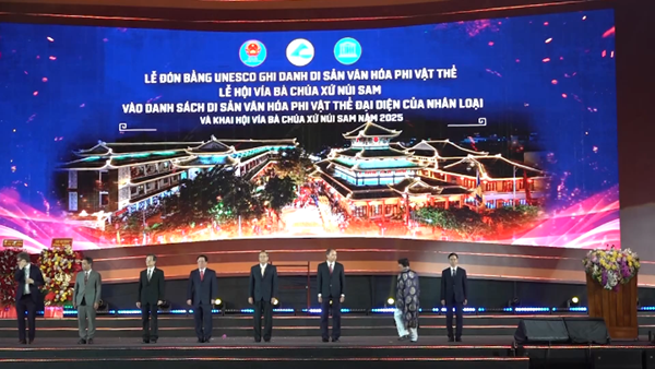  An Giang đón bằng UNESCO ghi danh Lễ hội Vía Bà Chúa Xứ núi Sam