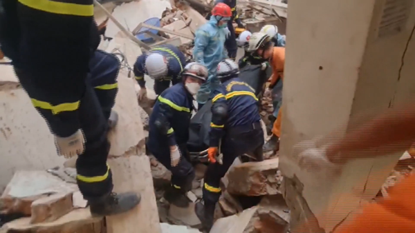 Đưa nạn nhân thứ 2 trong vụ động đất tại Myanma ra khỏi hiện trường