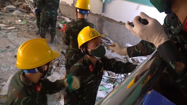 Dầu gió và một trái tim thép giữa hiện trường động đất tại Myanmar