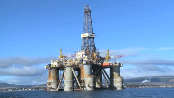 Giá dầu giảm xuống mức thấp nhất trong 4 năm