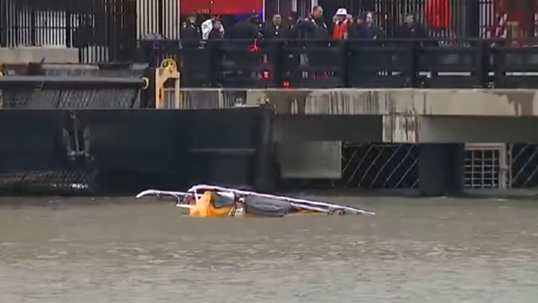 Trực thăng rơi xuống sông ở New York (Mỹ)