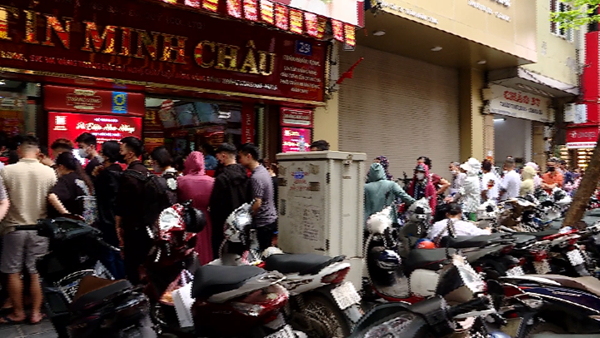 Khó như mua vàng trong ngày giá lập đỉnh