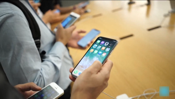 Thị trường điện thoại cũ “phất lên” nhờ “bão thuế”