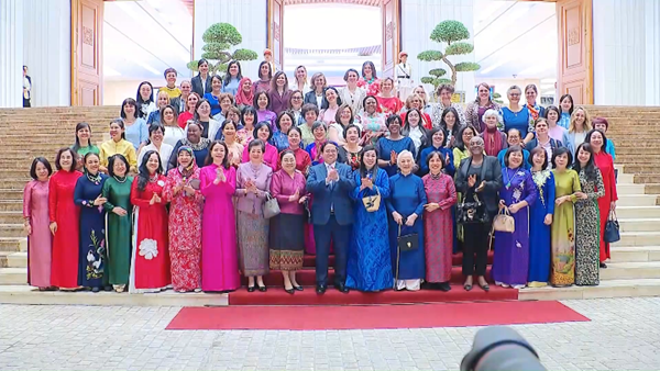 Thủ tướng Phạm Minh Chính gặp mặt các nhà ngoại giao nữ