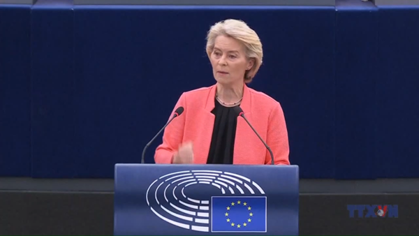 Chủ tịch EC vượt qua bỏ phiếu bất tín nhiệm