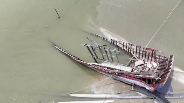Hàng loạt xác tàu hư hỏng án ngữ cửa biển Hà Tĩnh