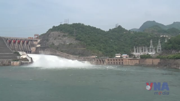 Mở thêm một cửa xả đáy thủy điện Hòa Bình chiều 15/7