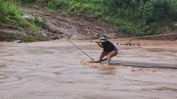 Người dân liều mình đi bè tre qua suối lũ ở Điện Biên