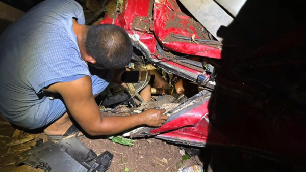 Trắng đêm giải cứu tài xế mắc kẹt trong ca bin dưới vực sâu