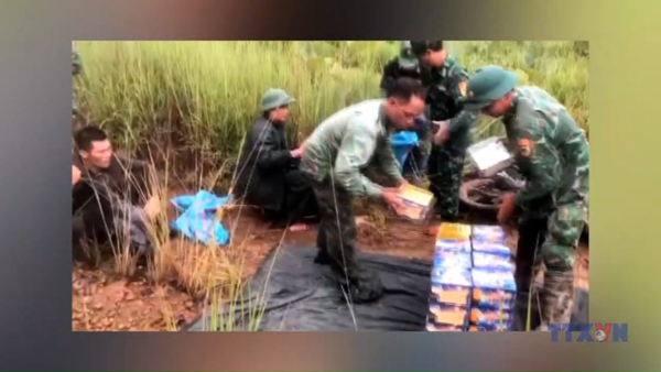 Bắt giữ 2 đối tượng vận chuyển 120 hộp pháo lậu qua biên giới