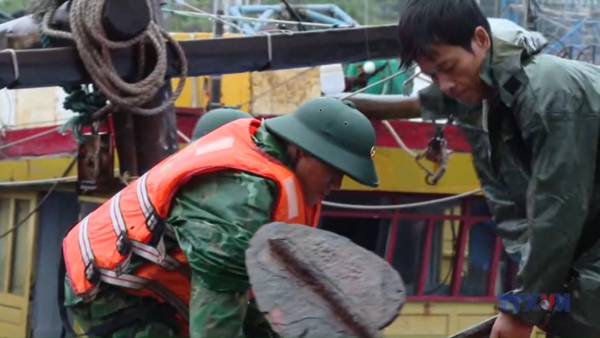 Bộ đội biên phòng Nghệ An hỗ trợ giúp dân chống bão số 3