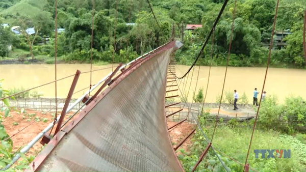 Lật cầu treo Pa Thơm, 3 người rơi xuống sông