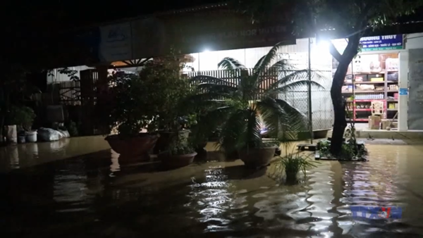 Người dân Nghệ An dọc tuyến quốc lộ 7 chạy lũ trong đêm