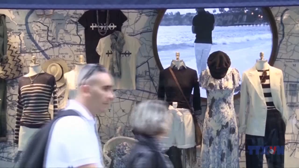 Các tập đoàn bán lẻ toàn cầu công bố tăng giá