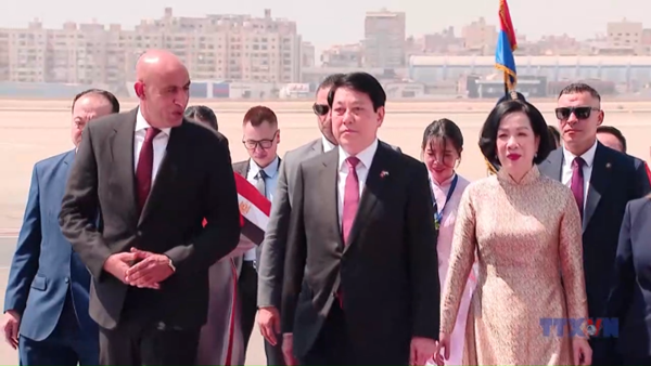 Chủ tịch nước đến Cairo, bắt đầu chuyến thăm cấp Nhà nước Cộng hoà Ai Cập