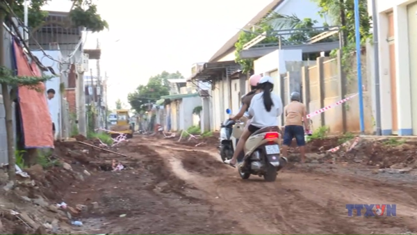 Làm đường chậm tiến độ, mất an toàn khiến người dân bức xúc