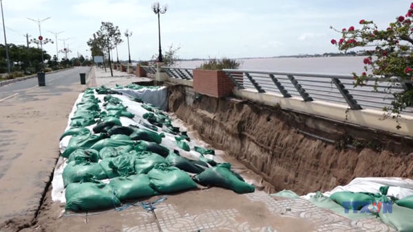 Khắc phục tạm thời sự cố sụt lún, sạt lở kè Thường Thới Tiền