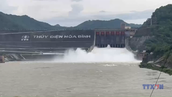 Thủy điện Hòa Bình mở 1 cửa xả đáy