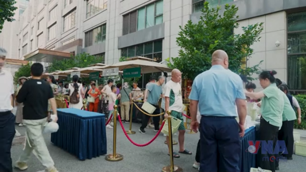 Trung Quốc: Khách sạn 5 sao phải bán hàng rong do khó khăn kinh tế