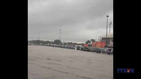 Nhiều tuyến phố ở Hà Nội ngập sâu do mưa lớn