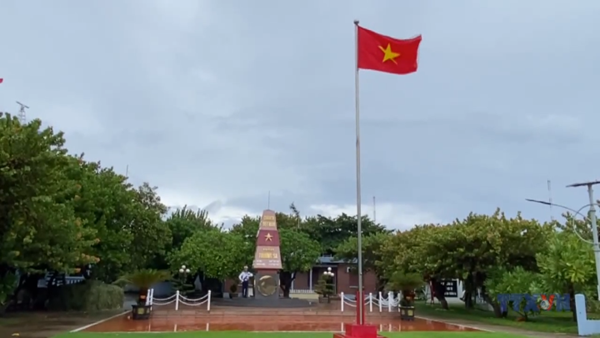 Lễ chào cờ ở Trường Sa trong ngày Tết Độc lập